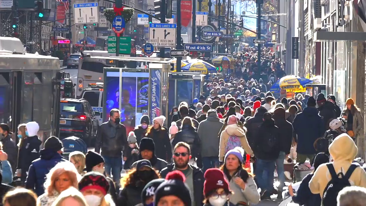2021年纽约圣诞节前的最后一个周日，一群人走在第五大道上视频素材