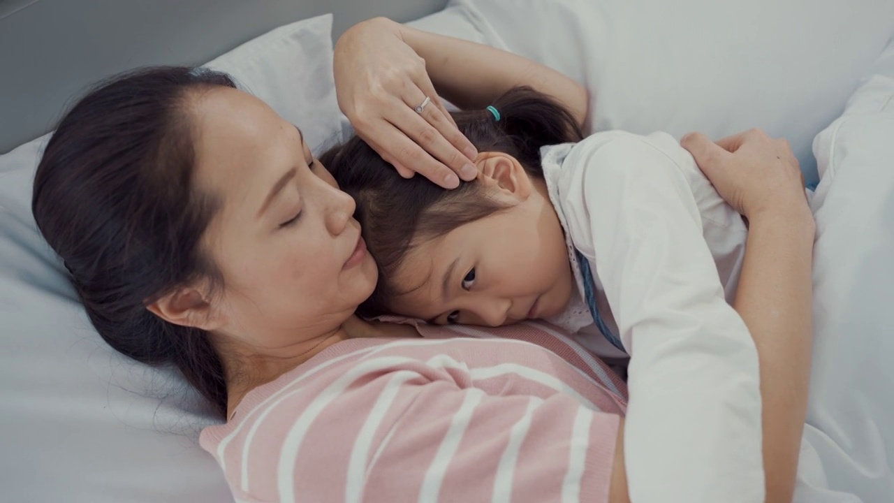 爱-家庭的情感与睡在床上。视频素材