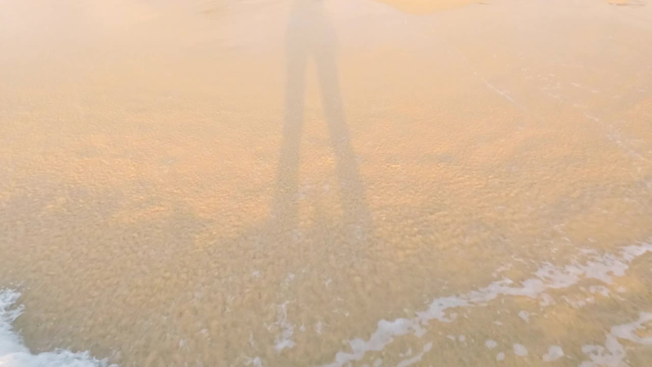 热带海滩上美丽的日落。视频素材