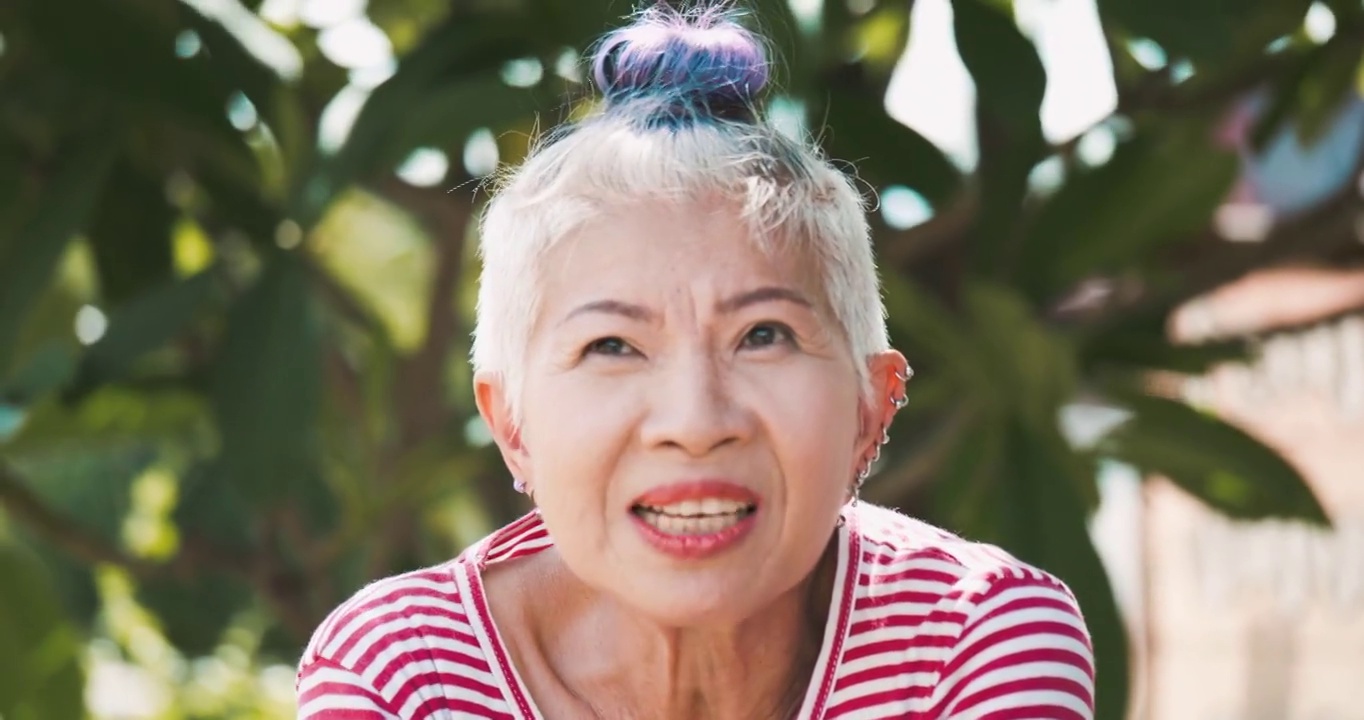 肖像:老年妇女在讲述她的故事时的享受。东南亚及东亚:50岁以上人群视频下载