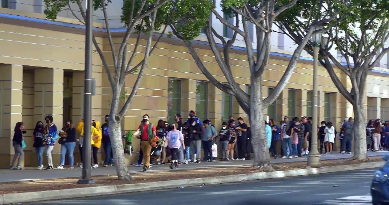 加州帕萨迪纳市，大批年轻人排队等待参观帕萨迪纳和Cosplay时尚音乐派对视频素材