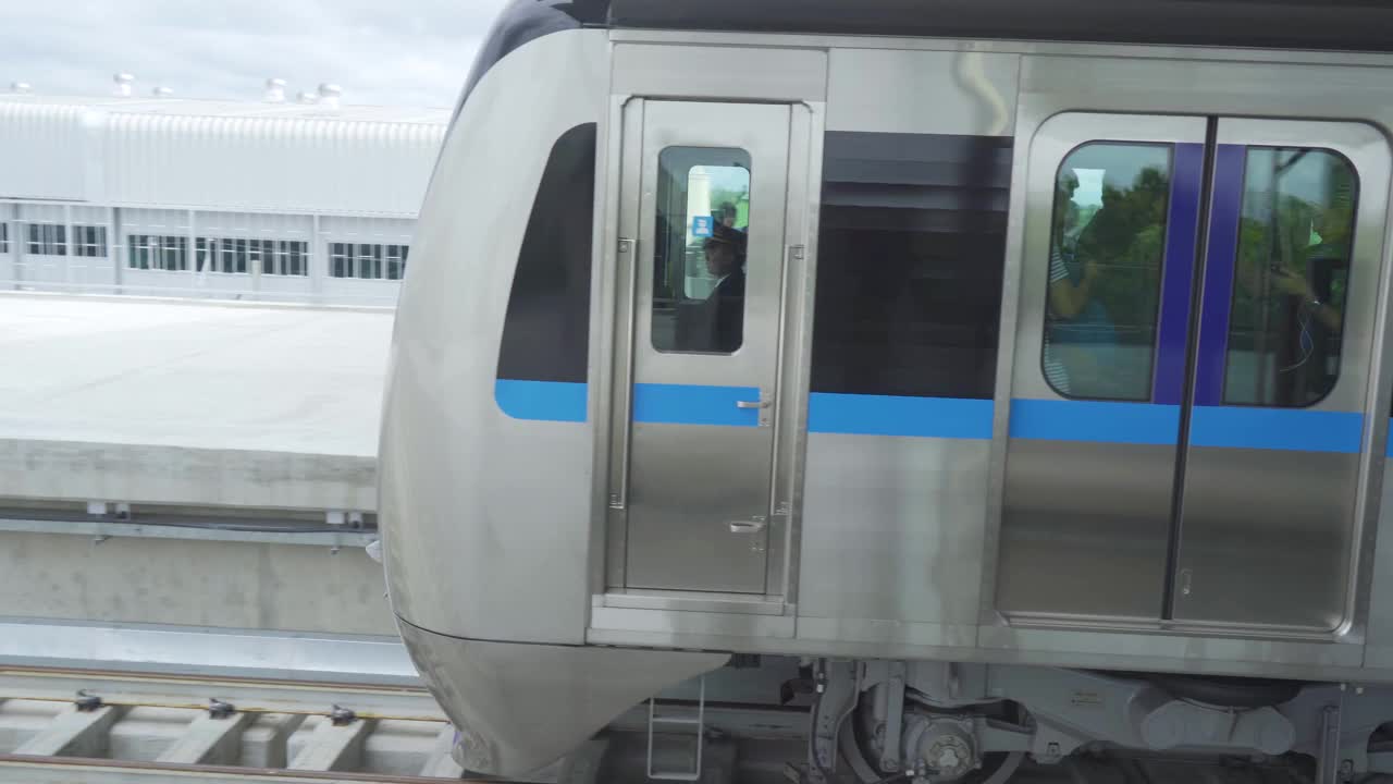雅加达捷运正离开车站视频素材