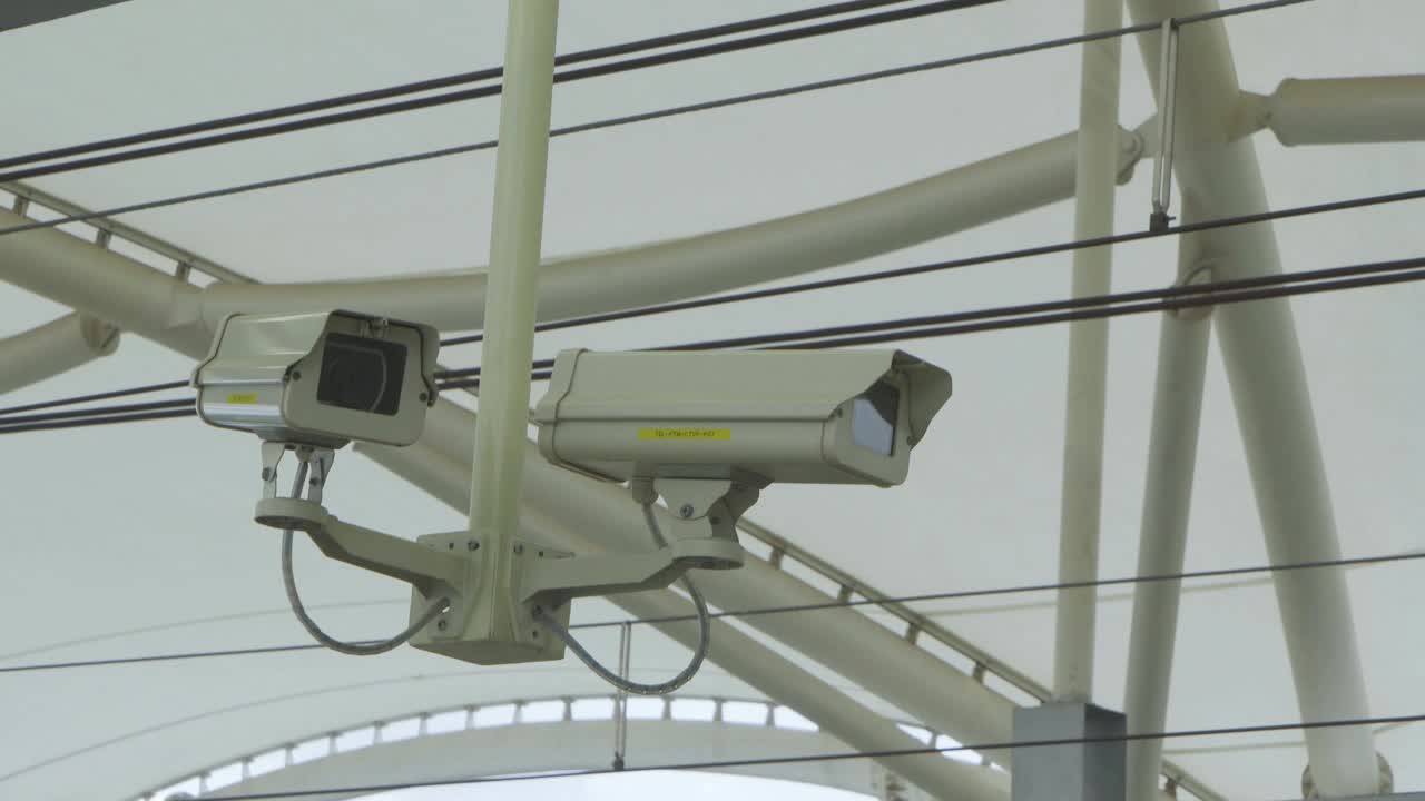 安装在公共场所的现代化闭路电视摄像机视频下载