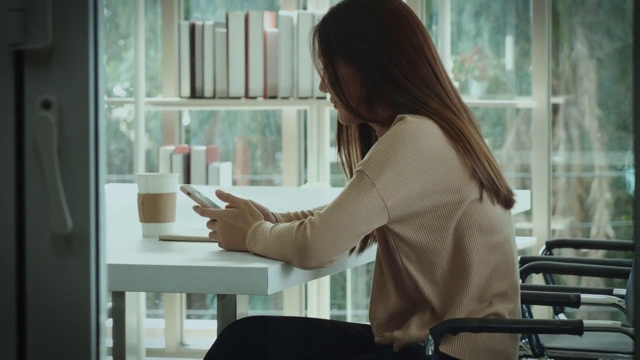 年轻女子独自在办公室用移动设备应用订餐。视频素材