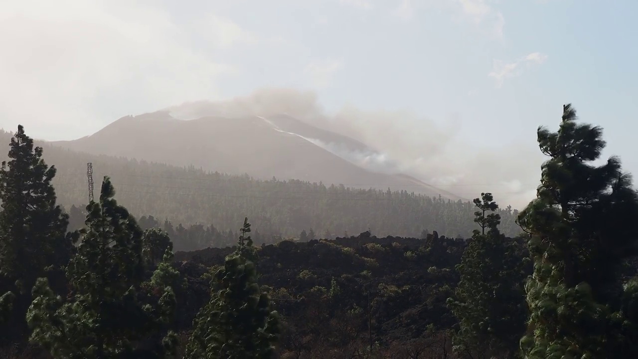 火山喷发。俯瞰康伯维哈火山，浓烟和熔岩柱从主锥中喷出。视频素材