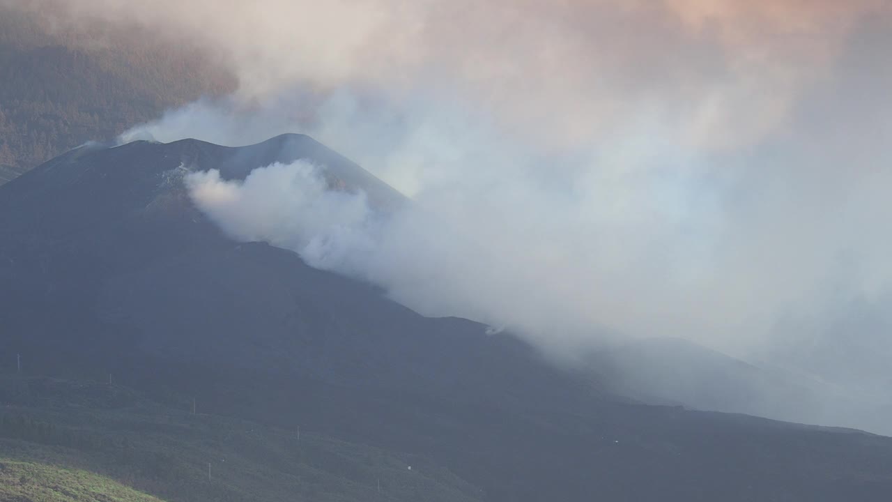 火山喷发。俯瞰康伯维哈火山，浓烟和熔岩柱从主锥中喷出。视频下载