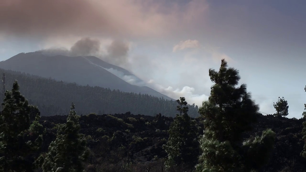 火山喷发。俯瞰康伯维哈火山，浓烟和熔岩柱从主锥中喷出。视频素材