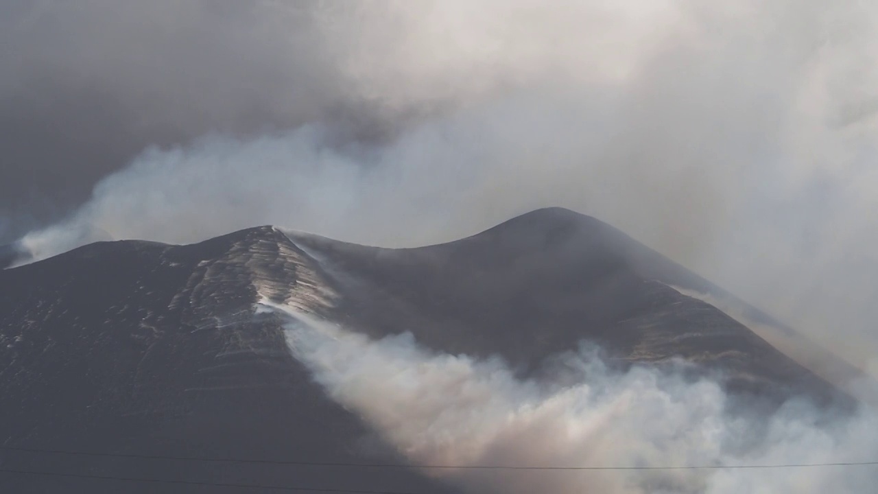 火山口喷发的火山的火山口俯瞰康伯维哈火山，浓烟和熔岩柱从主锥中喷出。视频下载