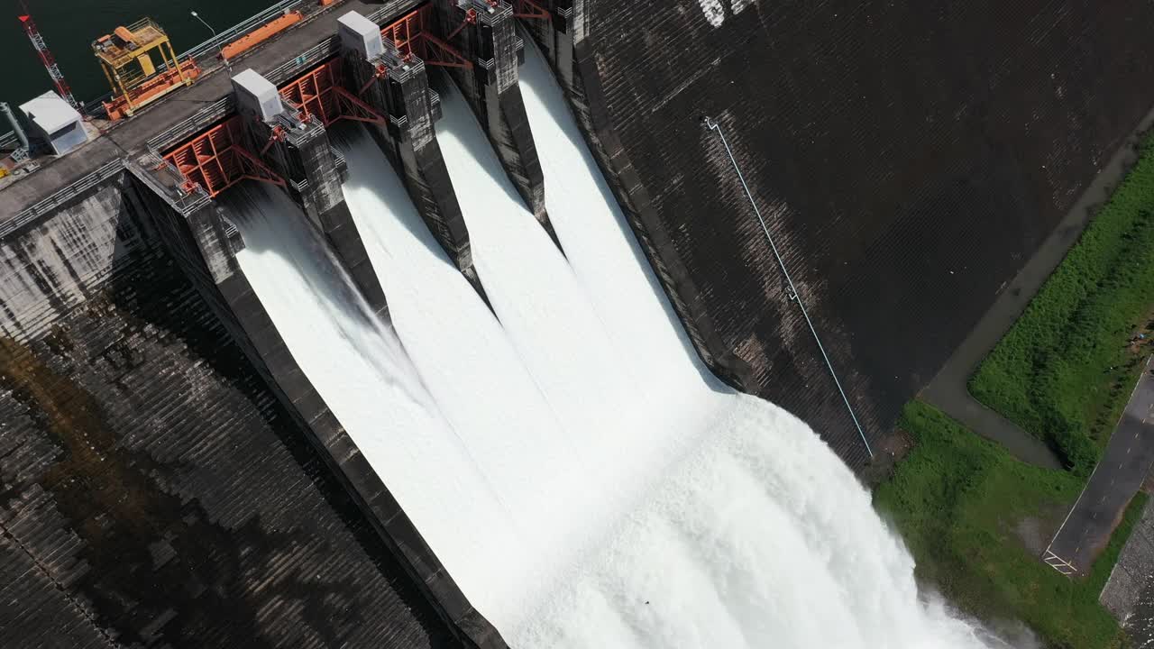 水电大坝或水电站，鸟瞰图视频素材