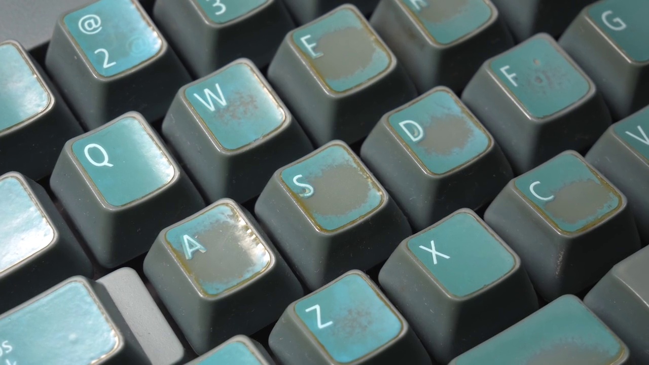 WASD键在一个老式的旧的褪色的旧的机械桌面PC键盘，字母，对象细节，特写，缓慢放大。复古计算，电子游戏控制，电子输入设备的概念，没有人视频素材