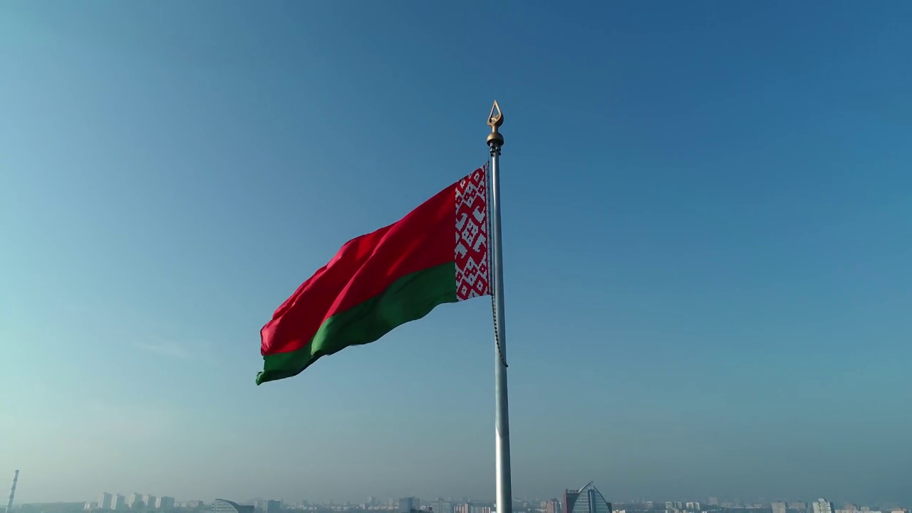 在一个阳光明媚的早晨，白俄罗斯国旗在蓝天上飘扬视频下载