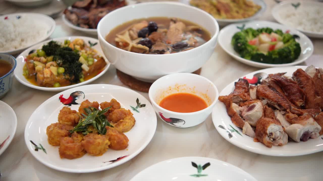 亚洲华人在春节团圆饭期间在餐桌上自制食物视频下载