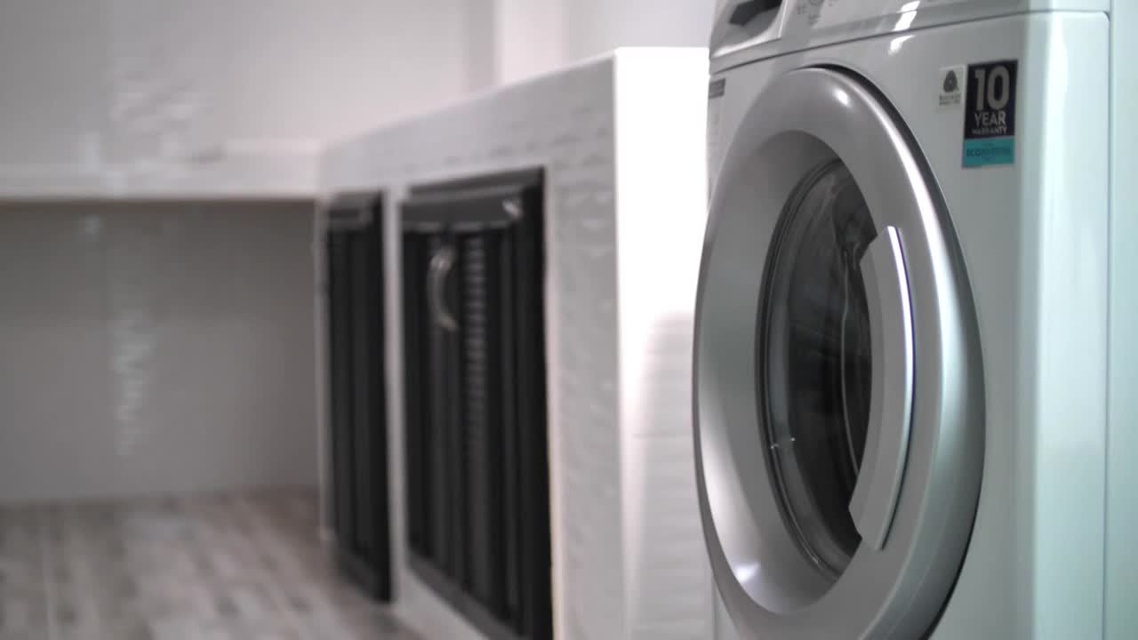 女人在家里洗衣服视频素材