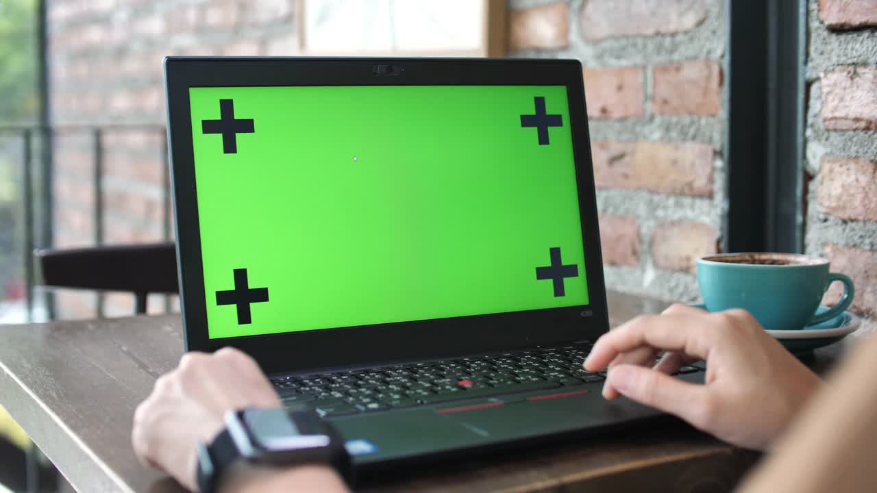 一个女人在用绿色屏幕的笔记本电脑视频素材