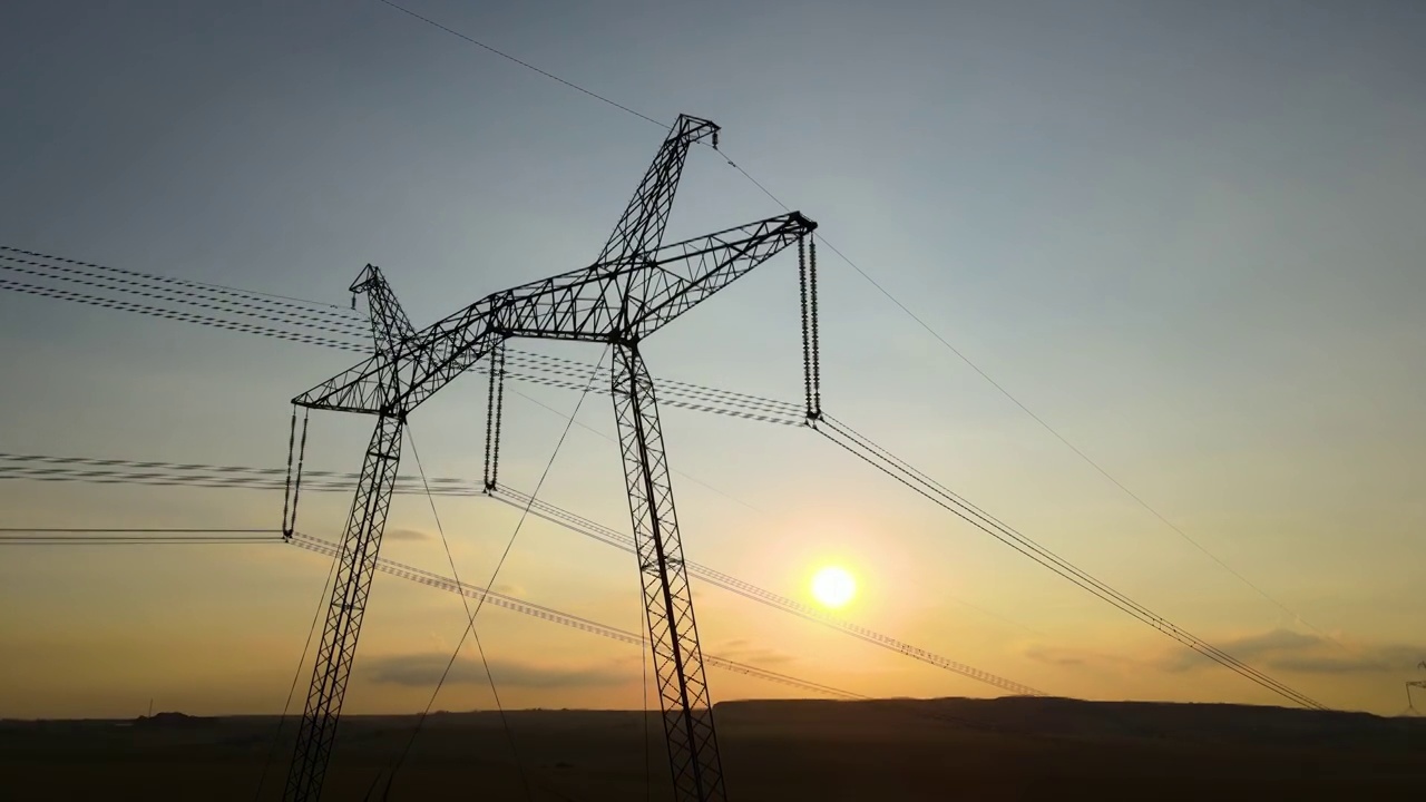 日落时分带着电线的高压塔。视频素材