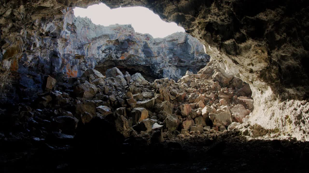 人类在月球环形山探索洞穴视频下载