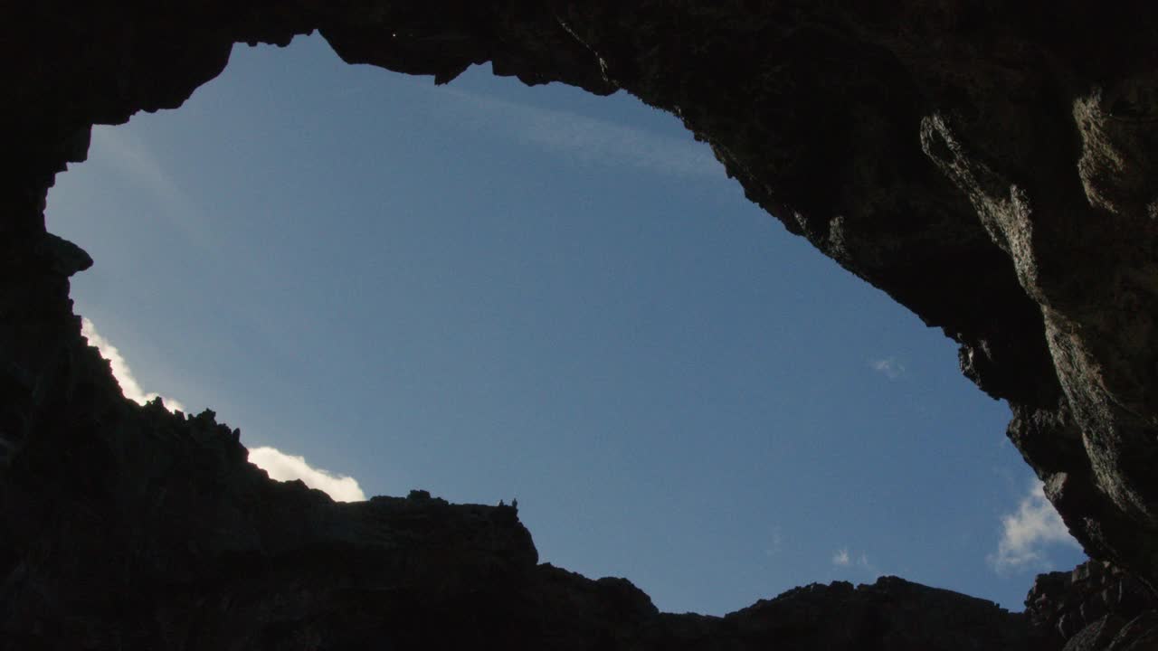 著名的印度隧道熔岩管在火山口的月球国家纪念碑视频下载