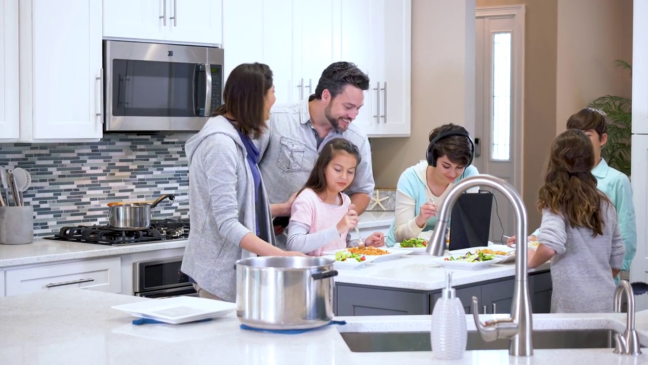 有四个孩子在厨房吃饭的多种族家庭视频下载