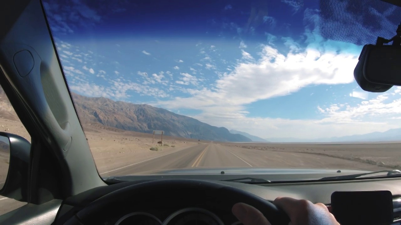 开车穿过加州的死亡谷视频素材