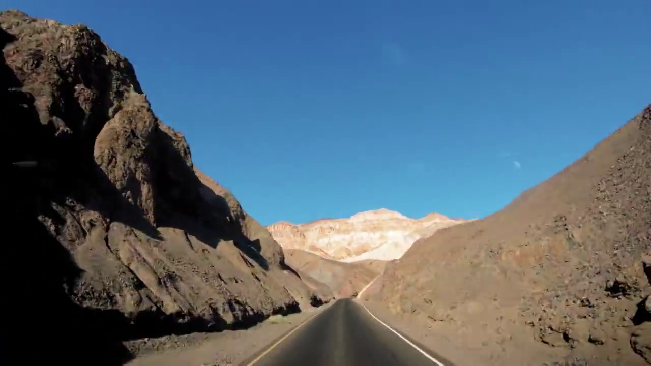 驾车穿过加州死亡谷的艺术家大道视频下载