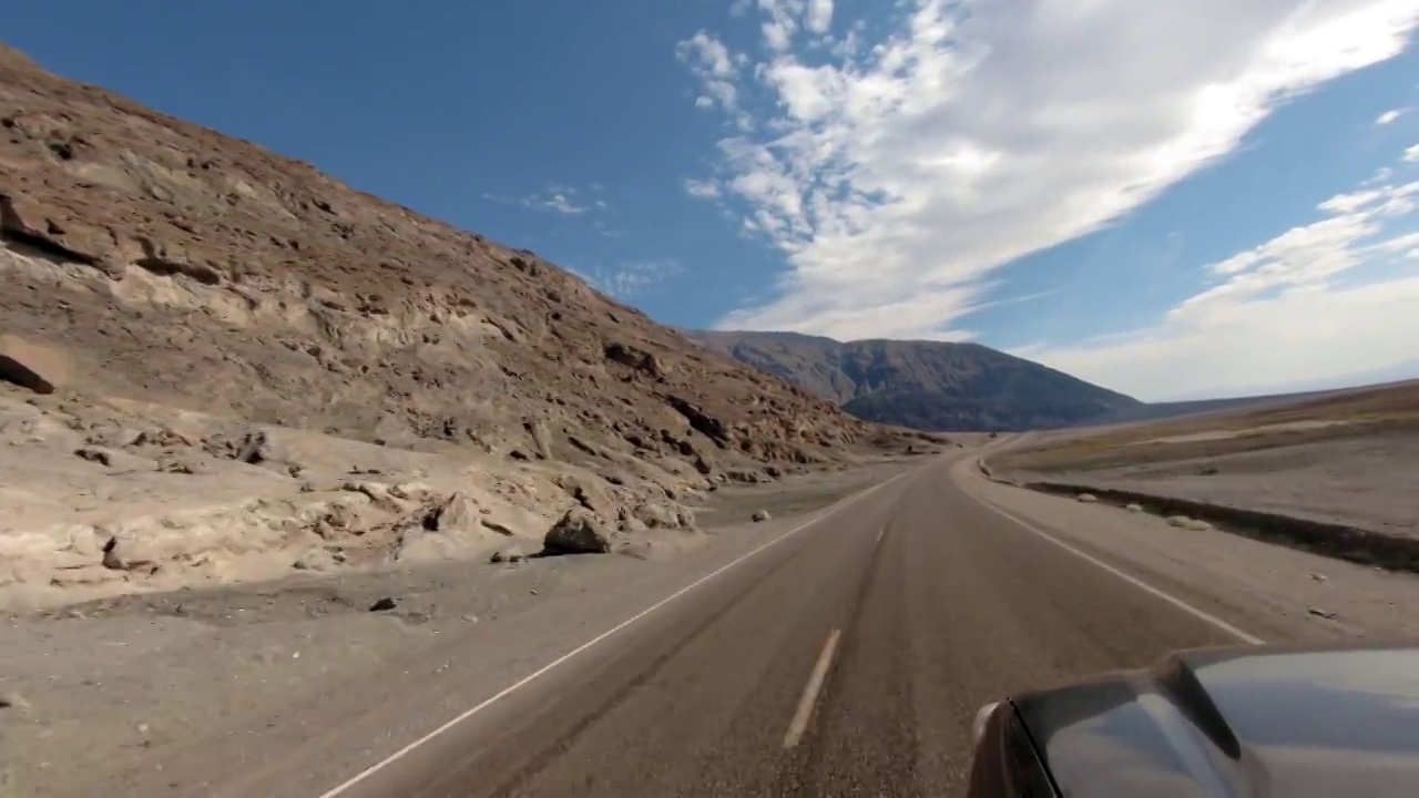 开车穿过加州的死亡谷视频素材