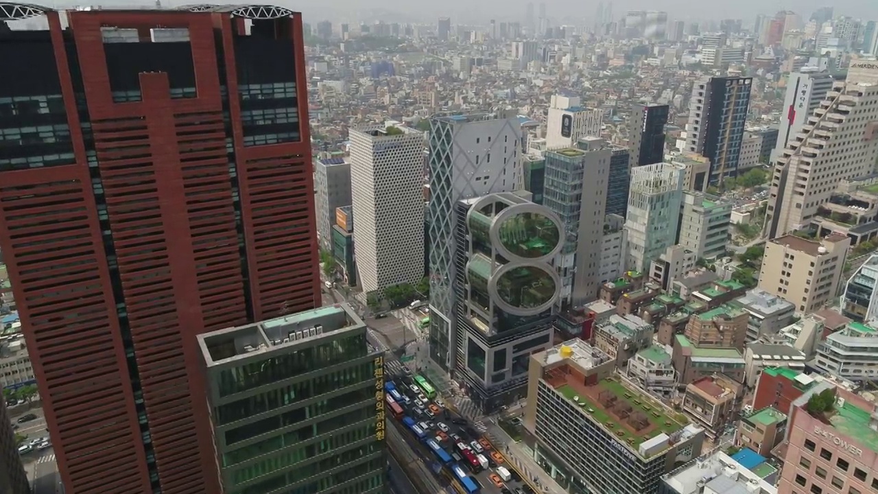 韩国首尔江南区江南大路附近的汽车和摩天大楼视频下载