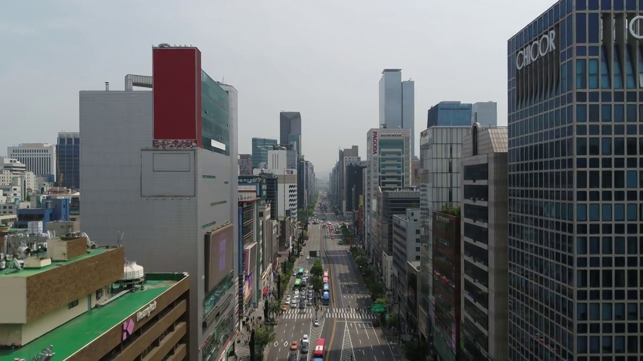 韩国首尔江南区江南大路附近的移动车辆和摩天大楼视频下载