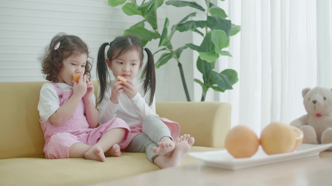 孩子吃橙视频素材