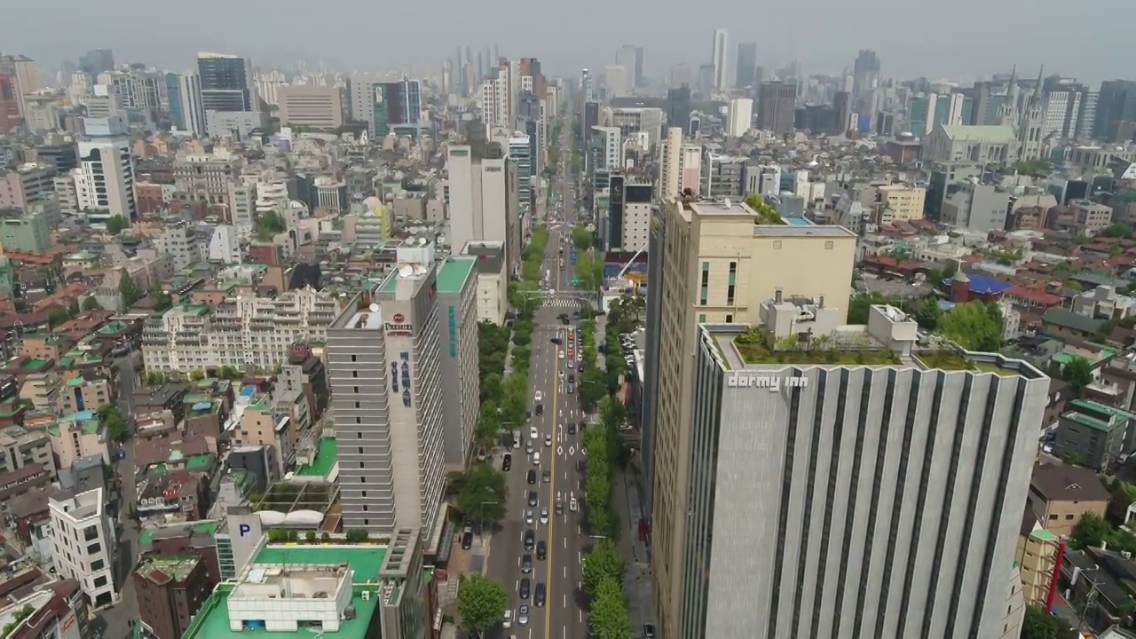 韩国首尔江南区奉恩寺路附近的汽车和摩天大楼视频下载