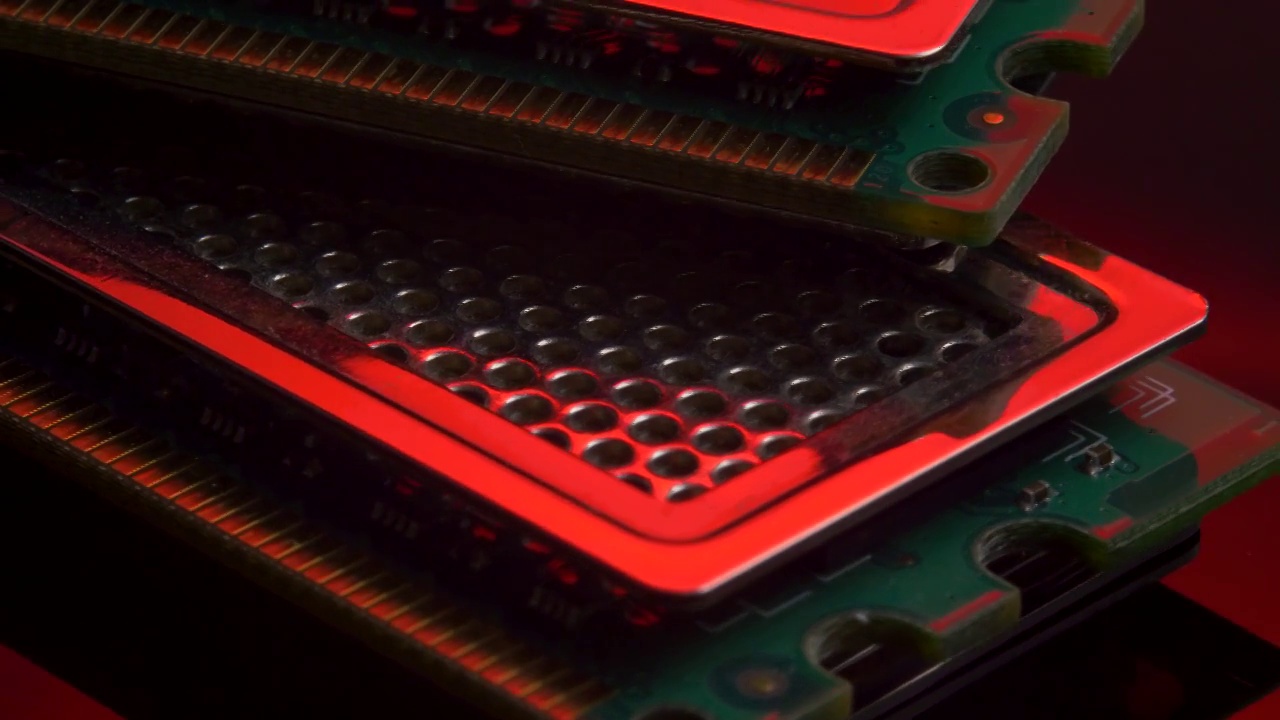 电脑内存RAM模组上的红光反射镜背景视频素材