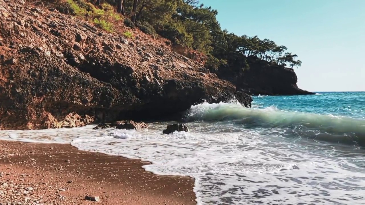 土耳其Fethiye Mugla的卡巴克湾，海浪拍打岩石的慢动作镜头视频下载
