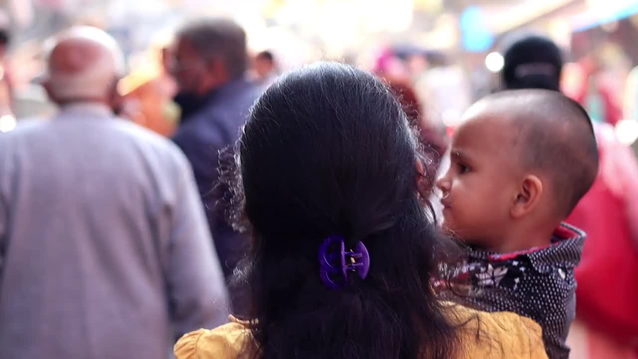 印度北阿坎德邦，哈尔德瓦尔，市场上的母亲和婴儿视频下载