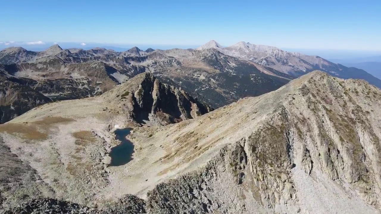鸟瞰图Gazey峰和湖，皮林山，保加利亚视频素材