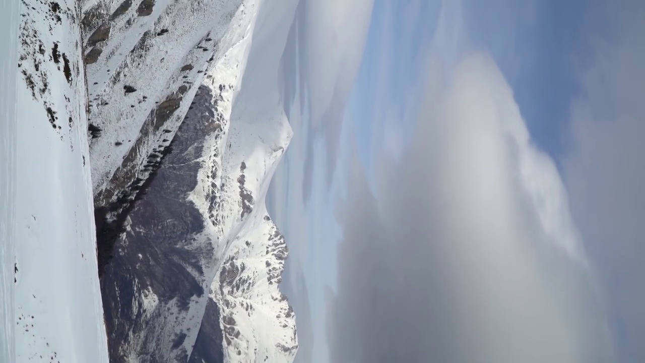 全景下雪谷高山山脉，垂直方向视频下载