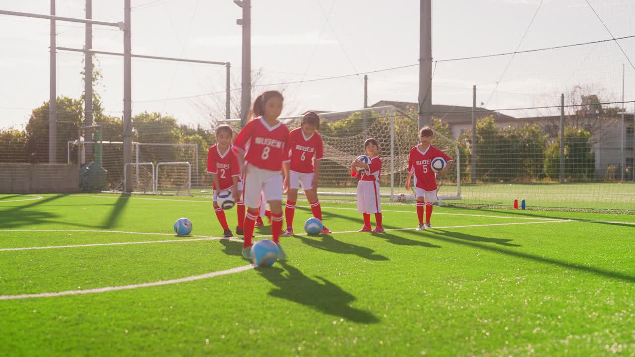 小学生足球或足球队队员练习射门，提高防守和进攻技能视频下载