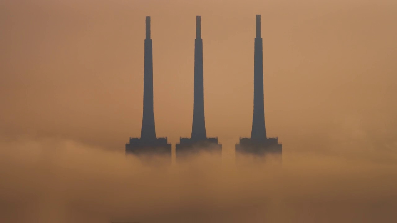 延时拍摄:San Adrián del Besós被雾笼罩的火电厂视频下载