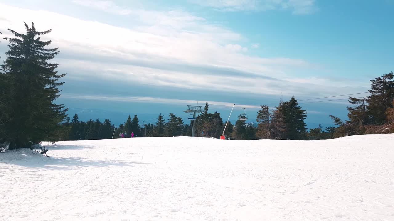 美丽的滑雪胜地和阳光明媚的日子视频下载