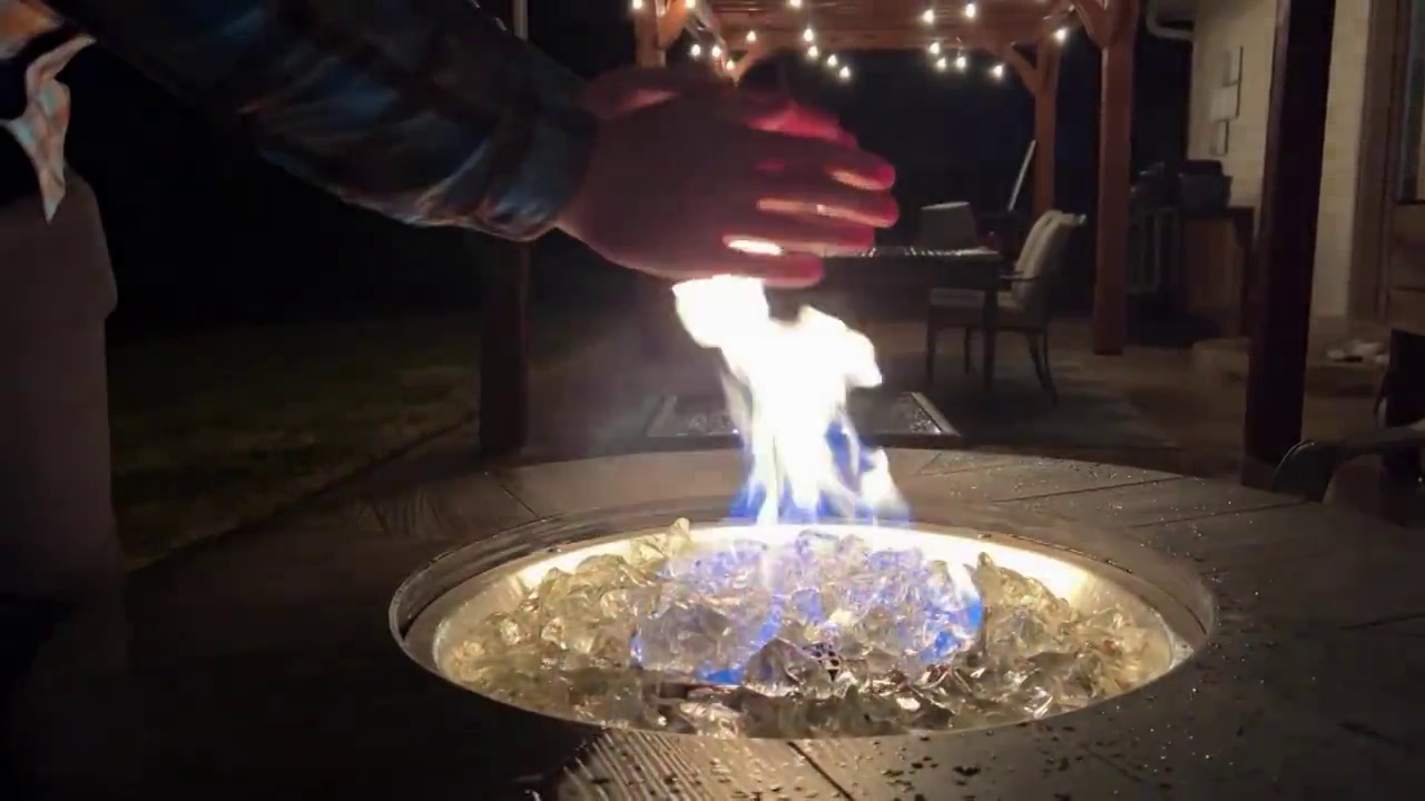在冬天的夜晚，嬉皮士在后院的丙烷火坑里暖手视频素材