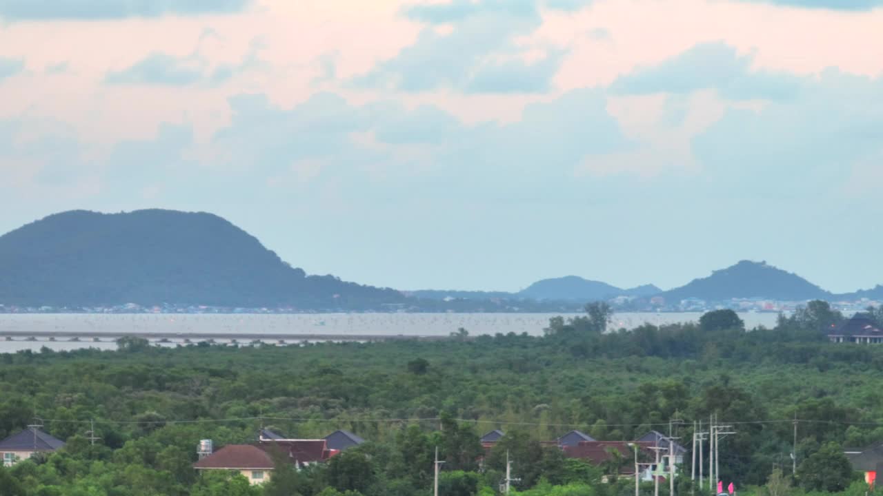 泰国颂卡省普塔蒙松区，无人机拍摄的佛像日落美景视频素材