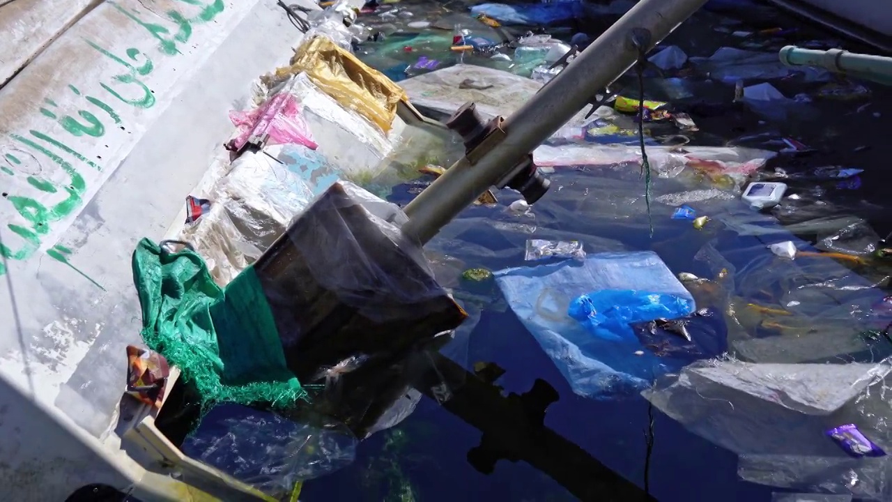 被污染的海水中的海洋垃圾。港口里的垃圾和塑料视频素材