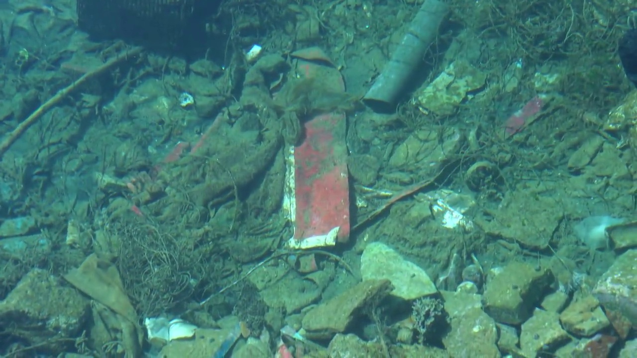 被污染的海水中的海洋垃圾。海底和水下表面的垃圾和塑料视频素材