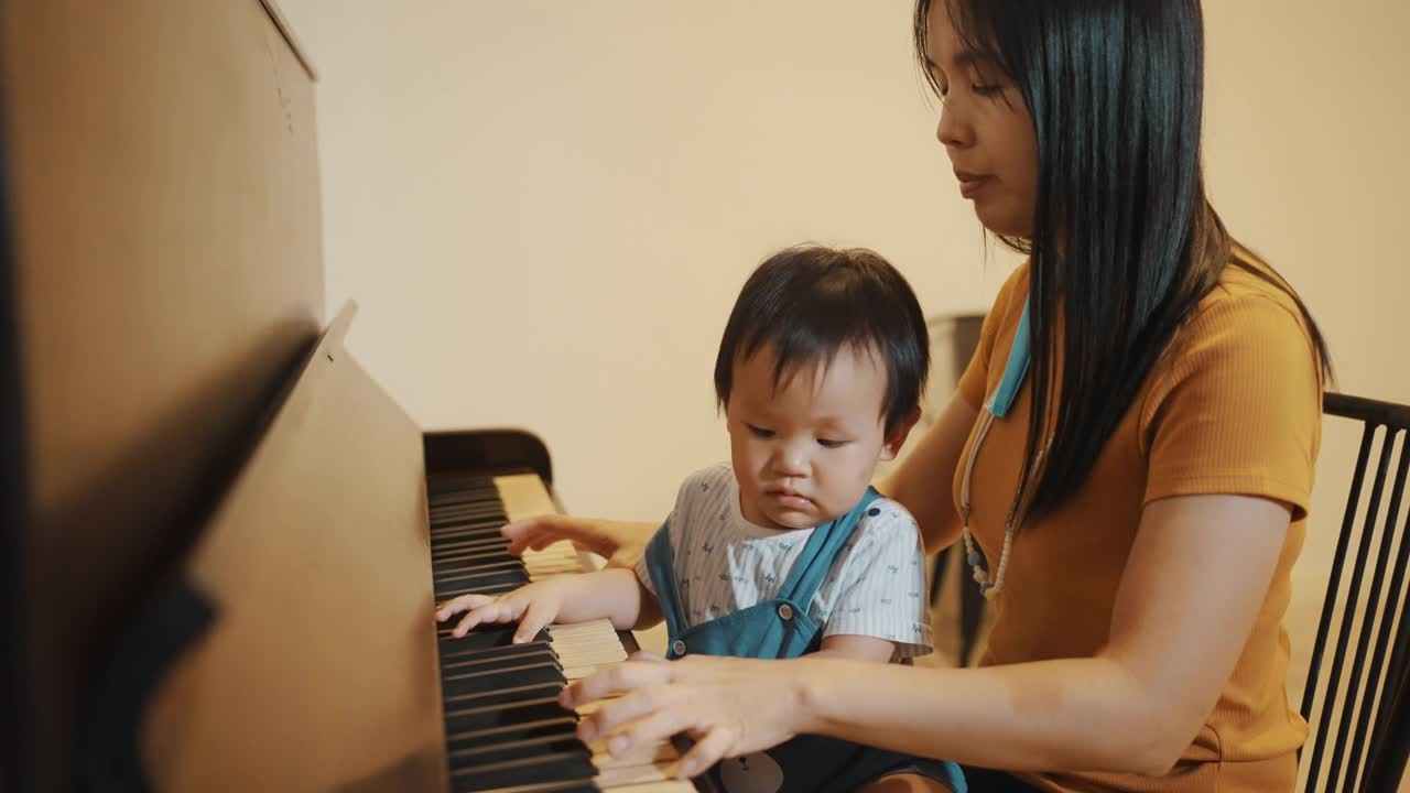 母亲和小男孩一起享受音乐。视频下载