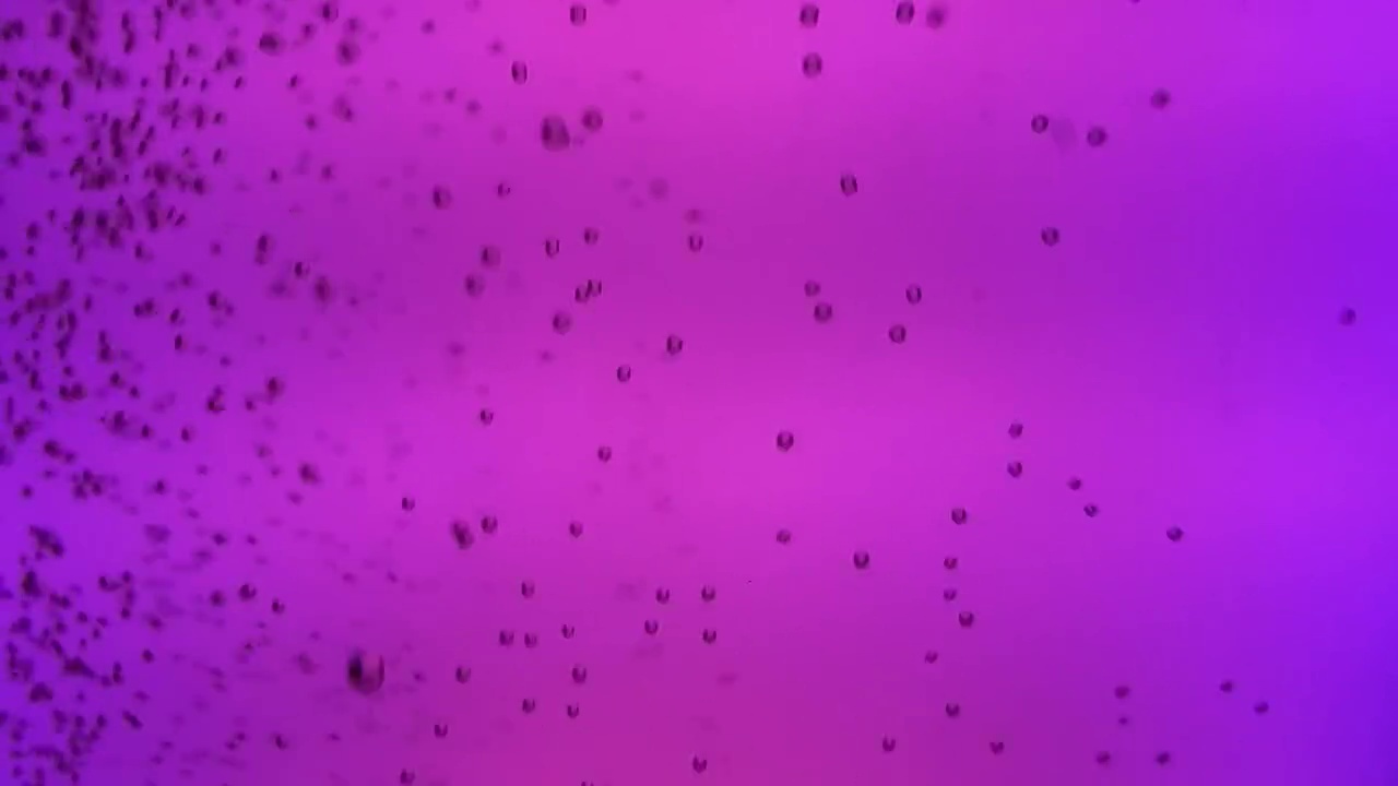 水泡在五颜六色的水中升起视频素材