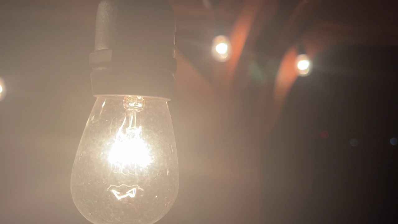 天井上的爱迪生灯泡近距离朦胧视频下载