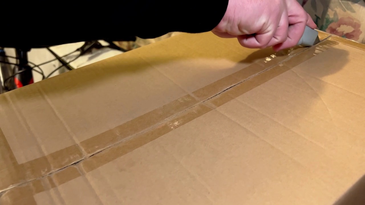 男人的手用锋利的刀打开盒子视频素材
