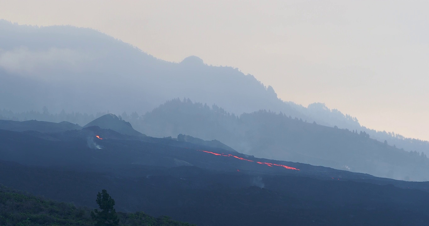 火山喷发。这是康伯维哈火山的景象，熔岩流从山坡上往下流淌。视频下载