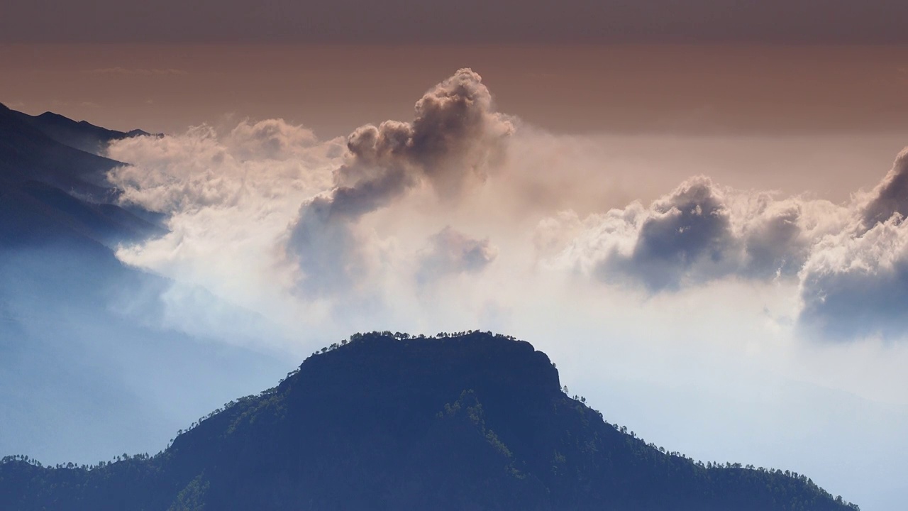 火山喷发的高架景象。位于拉帕尔马加那利岛的康伯维哈火山。视频下载