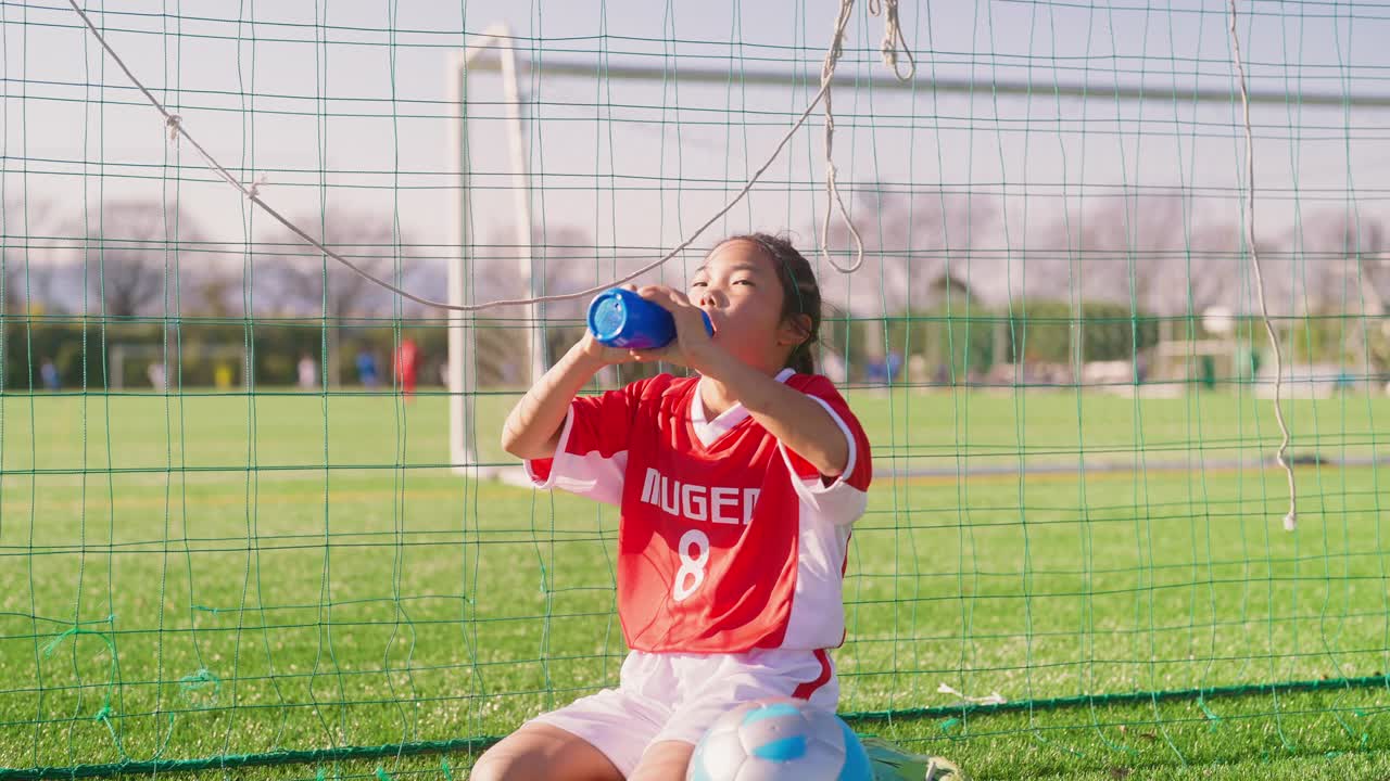 小学生足球或足球队队员在训练时休息喝水视频素材