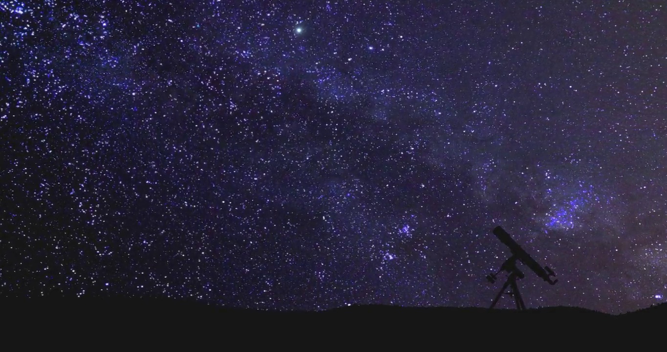 望远镜的剪影和旋转的星空下的乡村，流星雨和移动的卫星。视频下载