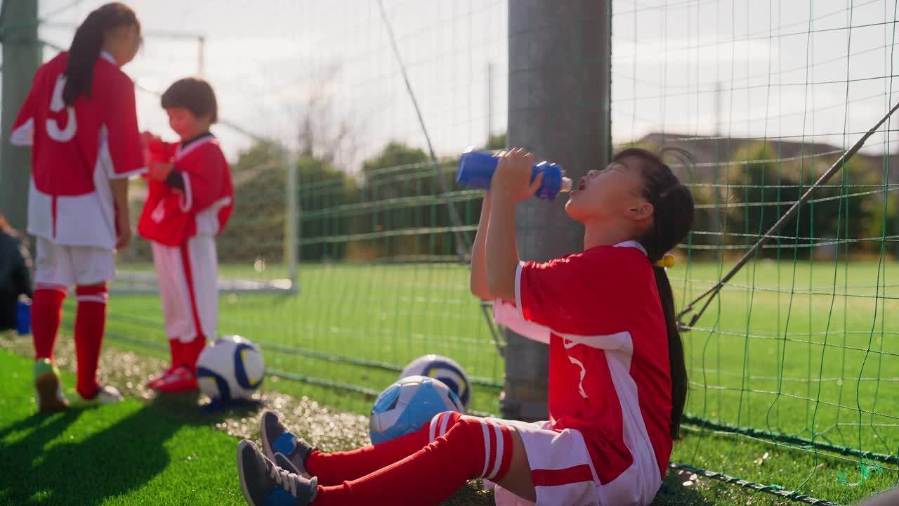 女足队员或足球队队员在训练期间休息喝水视频素材